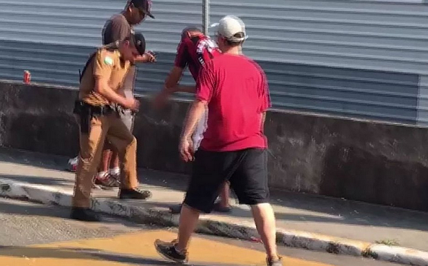 Paranaense perdeu a mão após um sinalizador estourar durante a chegada do elenco do Furacão ao Aeroporto (Foto: Reprodução)