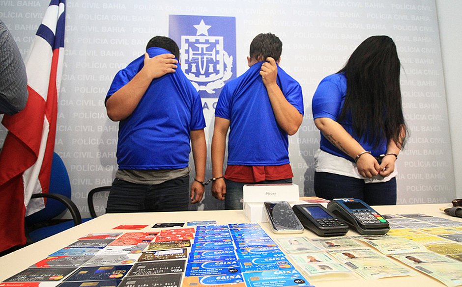 Quatro membros do bando paulista foram presos em apart hotel em Ondina - Foto: Mauro Akin Nassor/CORREIO