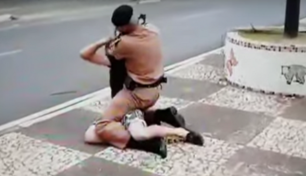 Homem foi algemado e levado para uma delegacia (Foto: Print | Vídeo)