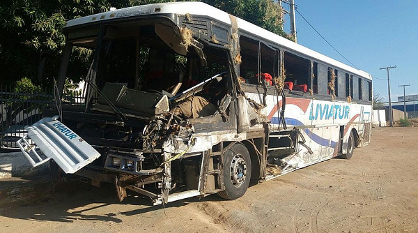 O ônibus que transportava as vítimas foi atingido por um caminhão carregado de coco (Foto: William Silva | Radar030)