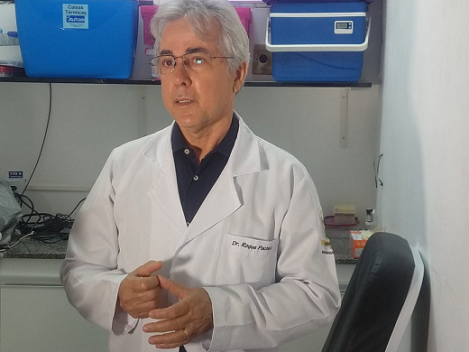 Pesquisador da Universidade Federal de Sergipe, Roque Pacheco Almeida ajudou a identificar parasita (Foto: Divulgação)