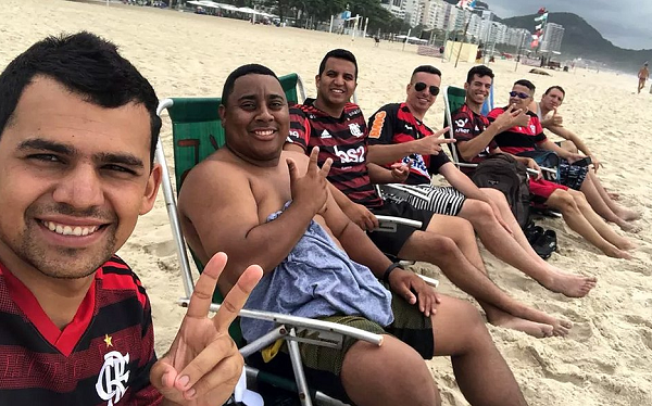 Diego Rodrigues, 26, único sem camisa, em Copacabana antes da tragédia; ele sonhava em conhecer o Maracanã (Foto: Reprodução)