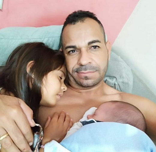 Papai coruja babando seus dois tesouros (Foto: Reprodução)