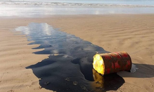 Tonel de petróleo encontrado nas areias da Barra dos Coqueiros, em Sergipe (Foto: Reprodução | Adema)