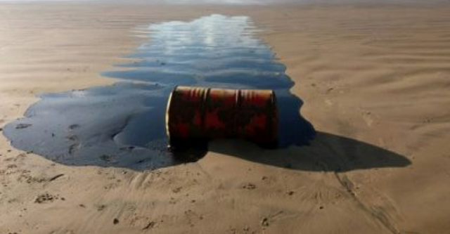 Barril de petróleo na praia de Barra dos Coqueiros, Sergipe (Foto: Ademas | AFP)