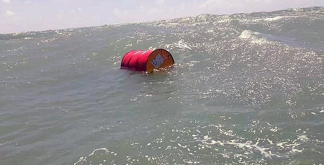 O navio patrulha Guaíba recolheu o tambor, que tem capacidade para armazenar 200 litros de óleo - o material estava cheio e não apresentava vazamentos (Foto: Divulgação | Marinha do Brasil)