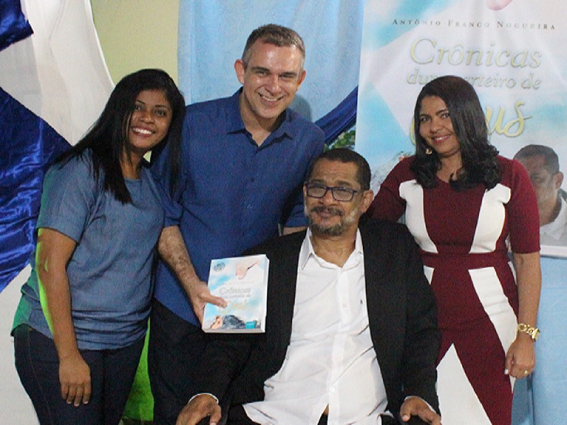 Rosa Capriles à esquerda, com seu esposo, o pastor Alan Capriles, o autor do livro ao centro, e sua esposa, Mônica Pereira Franco - Foto: Anami Brito