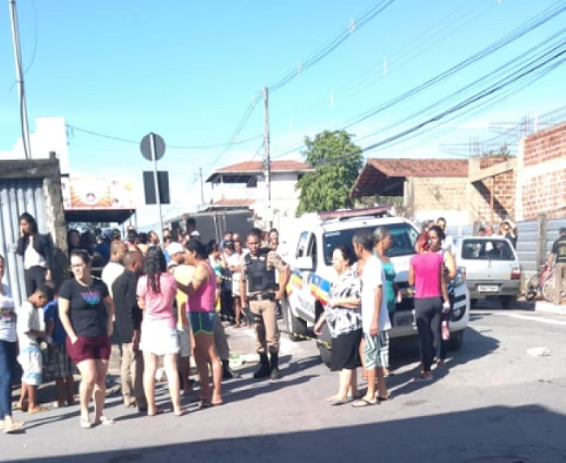 Vizinhos acompanham o trabalho da polícia (Foto: Reprodução)