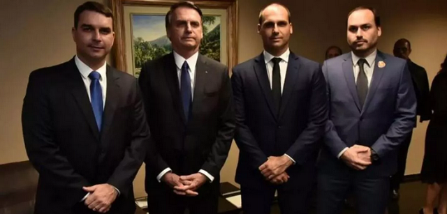 Presidente Jair Bolsonaro e os filhos (Foto: Reprodução)