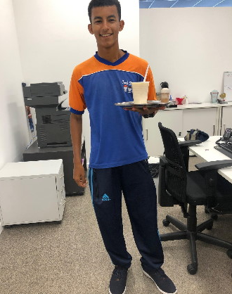 Matheus servindo mungunzá de tênis novo (Foto: Arquivo Pessoal)