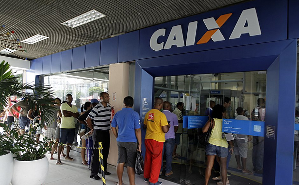 O trabalhador deverá seguir o novo calendário de pagamento divulgado pela Caixa para receber os valores do FGTS (Foto: Arisson Marinho | Arquivo CORREIO)