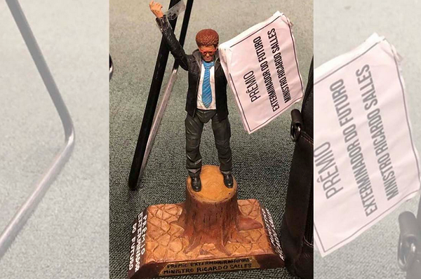 'Prêmio' entregue ao ministro (Foto: Túlio Gadêlha | Reprodução)