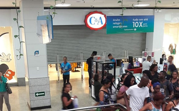 Os disparos efetuados durante a briga do lado de fora também não acertaram ninguém (Foto: Reprodução)