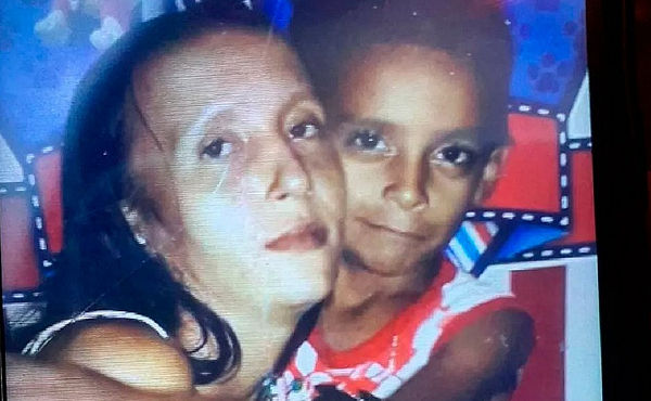 Fabiana Pires Santana, 23, grávida de oito meses que teve o filho arrancado pelos dois jovens, e seu filho, de apenas 7 anos (Foto: Reprodução)