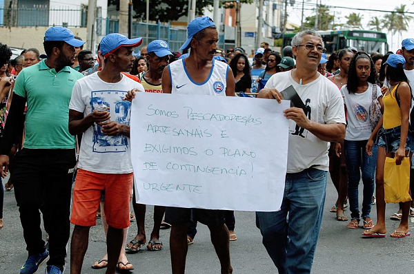 Manifestação de pescadores em Salvador na terça-feira (22) (Foto: Arisson Marinho | CORREIO)