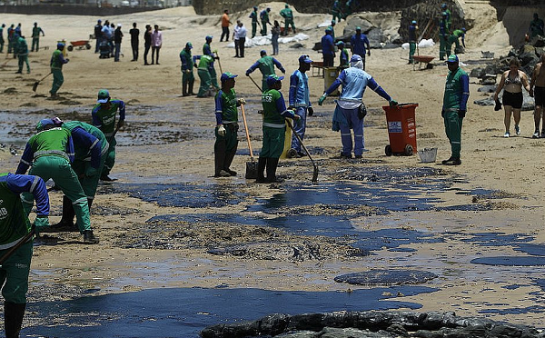 Diante da dificuldade, até agora, a única alternativa continua sendo esperar que a maré e as correntes marítimas empurrem o óleo para as praias (Foto: Reprodução)