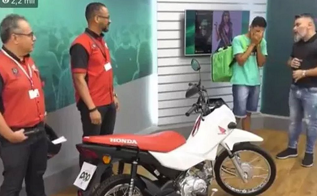 Entregador Luiz André Lima ganhou uma moto para trabalhar (Foto: Reprodução)