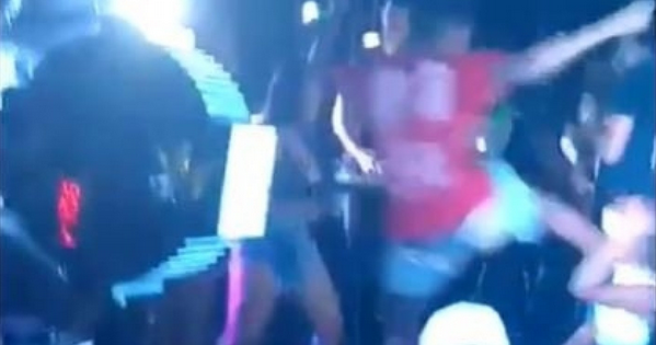 Homem invade o palco e agride convidada (Foto: Reprodução)
