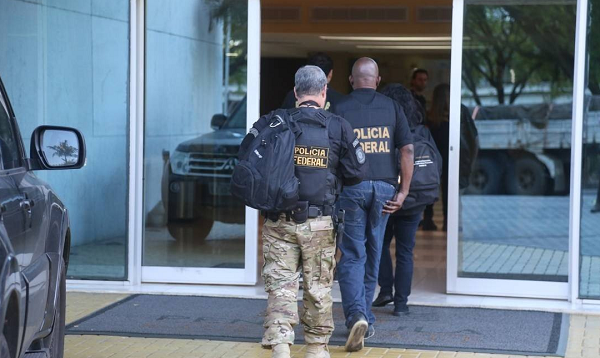 Agentes da PF e do MPF cumprem 14 mandados de prisão contra auditores e analistas da Receita Federal (Foto: Fabiano Rocha | Fabiano Rocha)