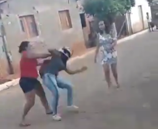 O ato foi registrado em vídeo, que circula nas redes sociais (Foto: Print | Vídeo)