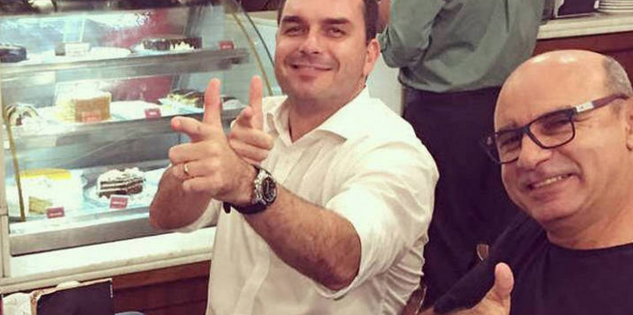 Senador Flávio Bolsonaro (PSL-RJ) ao lado do ex-assessor Fabrício Queiroz (Foto: Reprodução | Redes Sociais)