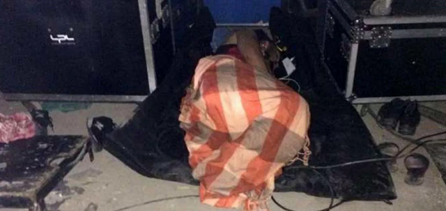 Trabalhador dormindo nas partes internas dos palcos (Foto: Reprodução)