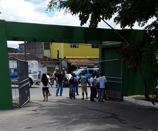 Na hora dos disparos estava acontecendo o velório no local e as pessoas entraram em total desespero (Foto: Reprodução)