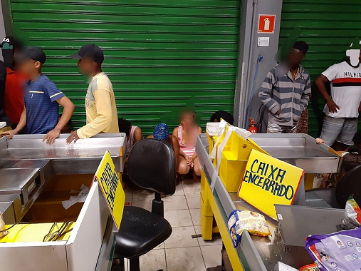Grupo tentou levar produtos de um mercado e uma loja (Foto: Reprodução)