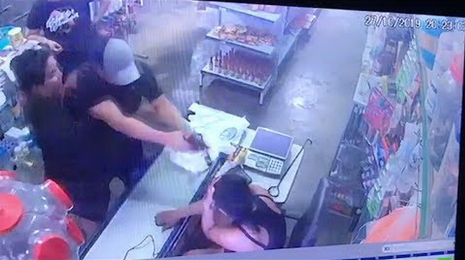 Imagens da câmera de segurança mostram que o rapaz atira mais de cinco vezes enquanto estava livre e de frente para a esposa (Foto: Reprodução)