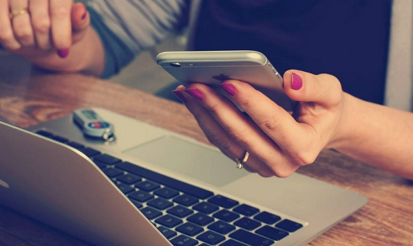 A ferramenta está disponível por voz no Google Assistente e por chat, no Messenger do Facebook (Foto: Reprodução)