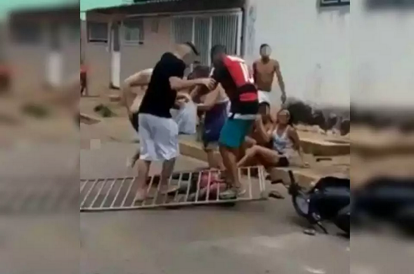 Nas imagens é possível ver um grupo revoltado pisoteando e chutando a cabeça do homem (Foto: Print | Vídeo)