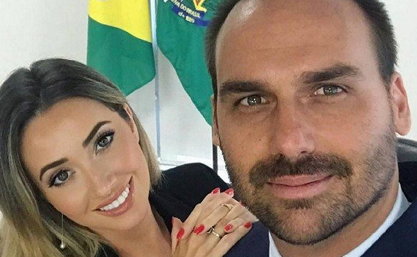 Eduardo Bolsonaro ao lado da esposa Heloísa (Foto: Reprodução)
