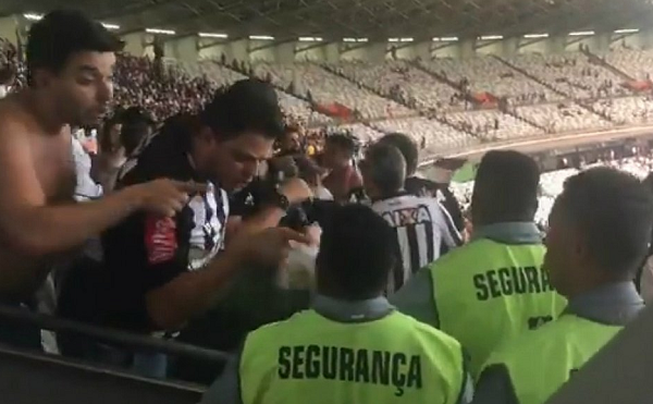 Segurança do Mineirão é vítima de injúria racial em clássico entre Cruzeiro e Atlético-MG (Foto: Reprodução | Twitter Lucas Von Dollinger)