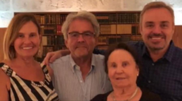 Gugu, os irmãos e a mãe (Foto: Reprodução)
