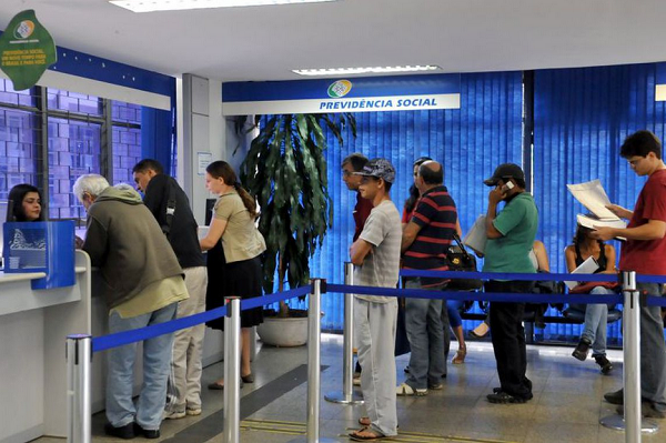 A variação entre as regras não está apenas na idade em que a pessoa poderá se aposentar, mas também no valor que vai receber como benefício (Foto: Agência Brasil)