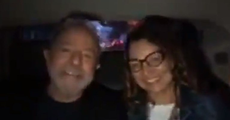 Ex-presidente, ao lado da namorada, disse que todo dia quando ouvia o pessoas da vigília lhe desejar 'boa-noite' piscava uma mini lanterna em retribuição ao carinho