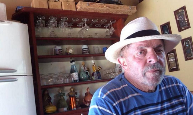 Lula no sítio de Atibaia, em foto tirada pelo ex-engenheiro Paulo Gordilho, da empreiteira OAS, responsável por parte das obras que levaram o ex-presidente à condenação (Foto: Reprodução)
