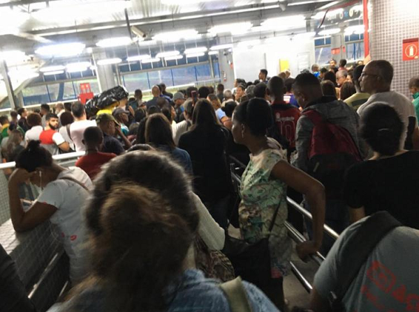 Usuários do serviço ficaram ilhados nas estações (Foto: Cidadão Repórter)