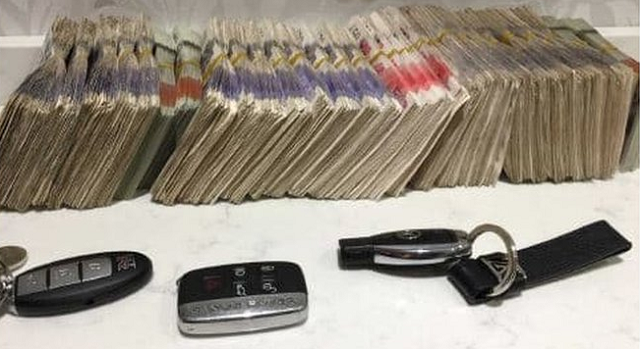 Dinheiro em espécie e chaves de carros de luxo foram apreendidas nas casas dos brasileiros pela polícia de Londres (Foto: BBC NEWS BRASIL | Metropolitan Police) Dinheiro em espécie e chaves de carros de luxo foram apreendidas nas casas dos brasileiros pela polícia de Londres (Foto: BBC NEWS BRASIL | Metropolitan Police)