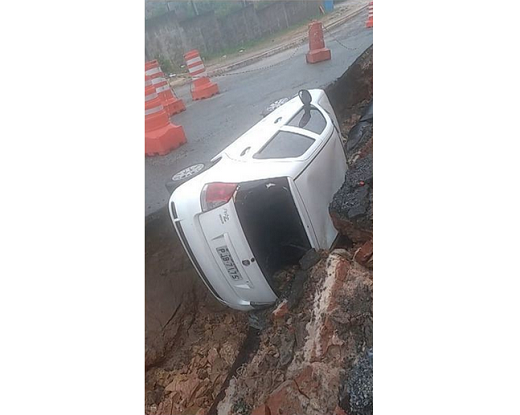 Carro derrapou em uma pista e caiu em uma vala (Foto: Reprodução)