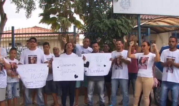 Familiares de Edna realizaram protesto em frente a delegacia (Foto: Reprodução | TV Bahia)