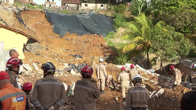 Deslizamento aconteceu no bairro de Dois Unidos, na Zona Norte do Recife (Foto: Reprodução | TV Globo)