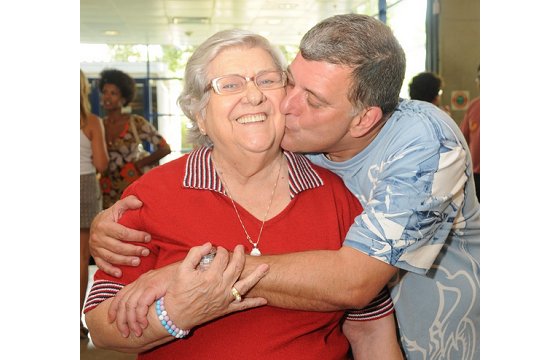 Jorge Fernando e a mãe, Hilda Rebello, em foto nos bastidores da novela 'Caras e Bocas' (Foto: TV Globo | Frederico Rozário)