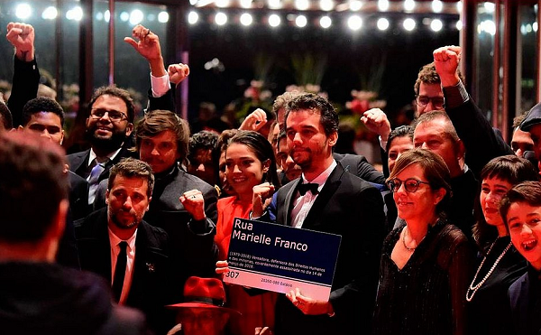  Diretor e parte do elenco na estreia do filme no Festival de Berlim  (Foto: Reprodução)