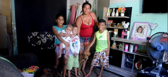 Aurenir da Silva vive com outras 11 pessoas da família no conjunto Virgem dos Pobres, na periferia de Maceió, e foi excluída do Bolsa Família (Foto: Beto Macário | UOL)