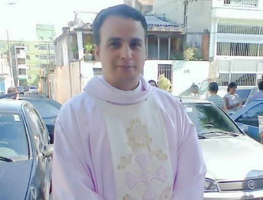 Padre Anderson de Moraes Domingues, de 43 anos, foi preso em flagrante em Guarujá (SP) acusado de estupro (Foto: G1 Santos)