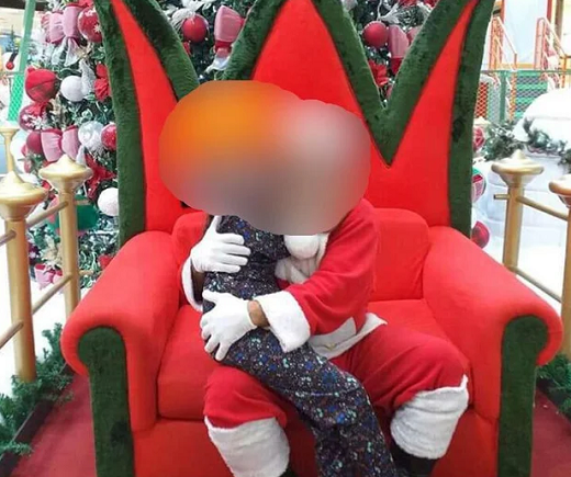 Mãe levou menina de 10 anos para fotografar com a figura natalina (Foto: Reprodução | Facebook)