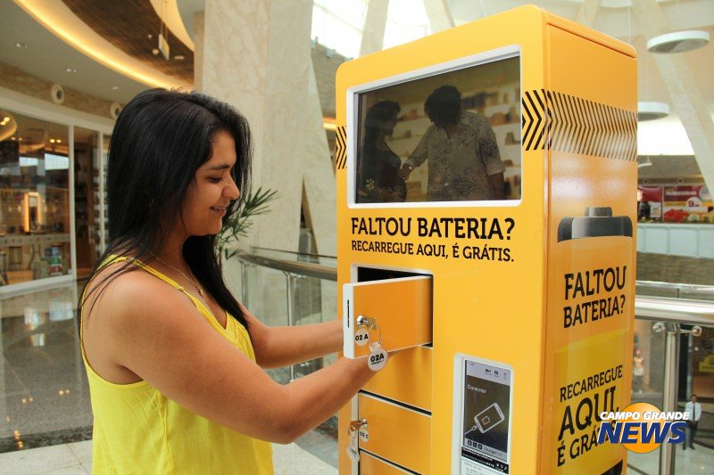 Mulher recarregando seu aparelho num Shopping: Hackers podem usar as conexões para roubar dados pessoais do usuário e instalar programas maliciosos no celular