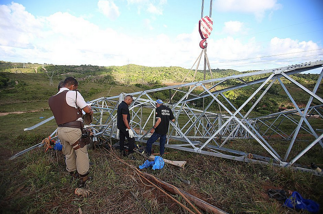 A torre que acabou despencando pesa por volta de 12 toneladas, quando considerados todos os módulos que compõe seus quase 30 metros de altura (Foto: Tiago Caldasb | CORREIO)
