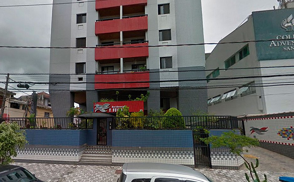 A Marinha informou que o edifício é uma unidade habitacional destinada a militares da Capitania dos Portos de São Paulo que trabalham na cidade e as vítimas seriam a mulher e mais três parentes de um militar (Foto: Reprodução)